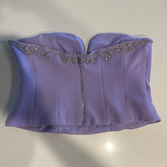 Gorgeous studded V crop top - Picture 3 of 10